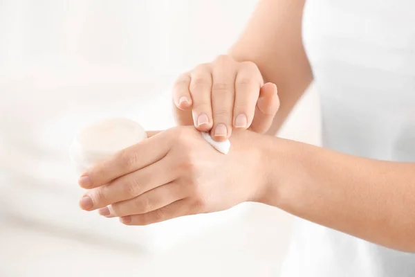 Mujer aplicando crema corporal sobre la piel, primer plano — Foto de Stock