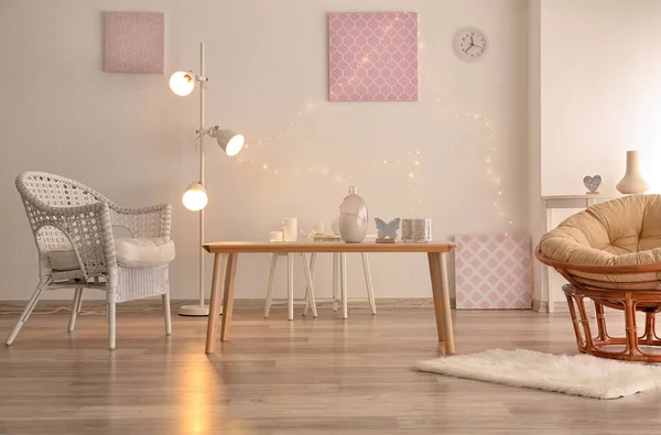 Dřevěný stůl s různými dekory v obývacím pokoji — Stock fotografie