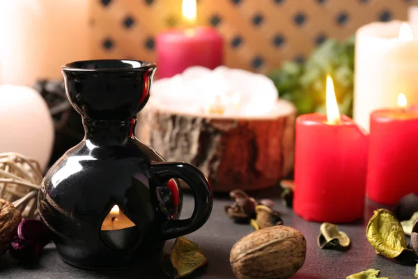 Lámpara de aroma y velas en la mesa —  Fotos de Stock