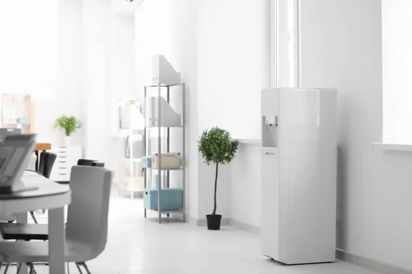Moderno refrigeratore d'acqua in ufficio — Foto Stock