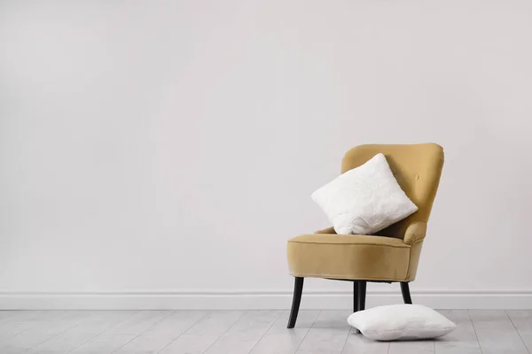 Мягкая подушка на кресле в номере — стоковое фото