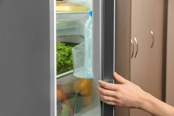 Mujer Joven Abriendo Refrigerador Primer Plano — Foto de Stock