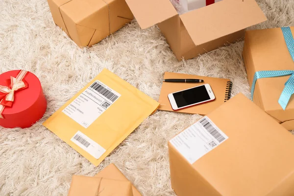 Preparación de paquetes para su envío al cliente en el suelo — Foto de Stock