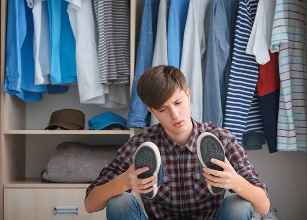 Teenager Wählt Schuhe Der Nähe Von Kleiderschrank Hause — Stockfoto