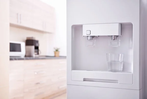 Moderno enfriador de agua en la cocina — Foto de Stock