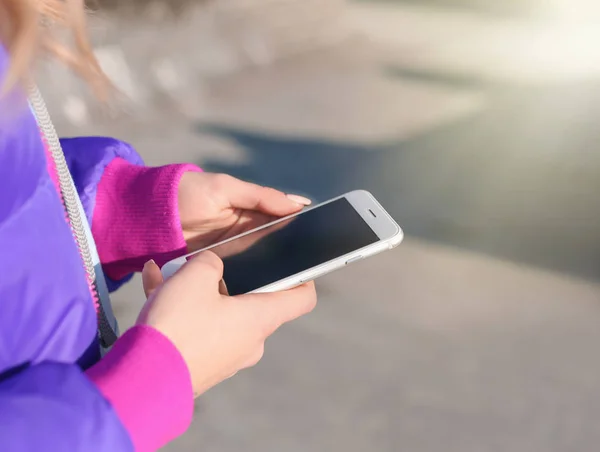 A mobil telefon a szabadban, Vértes nő — Stock Fotó