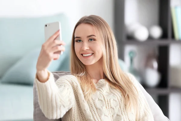 Güzel kadın selfie evde cep telefonunu alarak — Stok fotoğraf