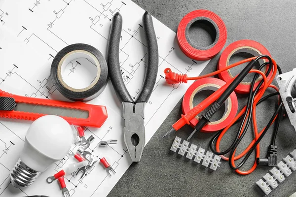 Farklı elektrik araçları ve gri arka plan üzerinde devre şeması
