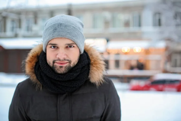 Portret młodego człowieka na zewnątrz na zimowe wieczory — Zdjęcie stockowe