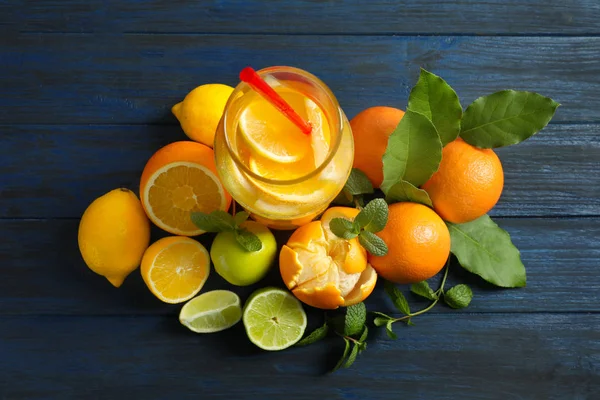 Bottiglia di gustosa limonata e agrumi in tavola — Foto Stock