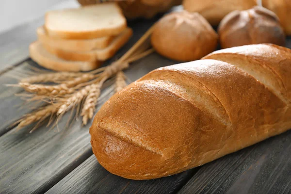 Pane di pane appena sfornato sul tavolo — Foto Stock