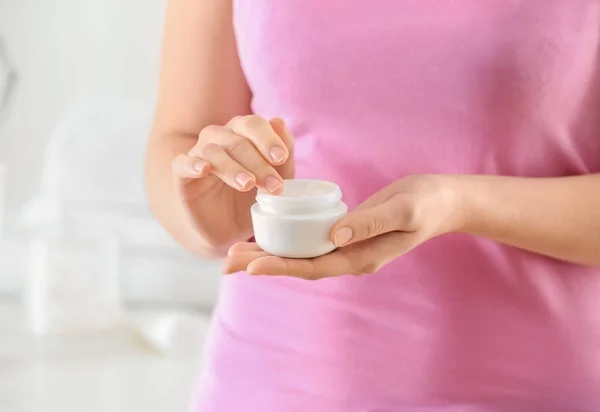 Mujer con frasco de crema corporal, primer plano —  Fotos de Stock