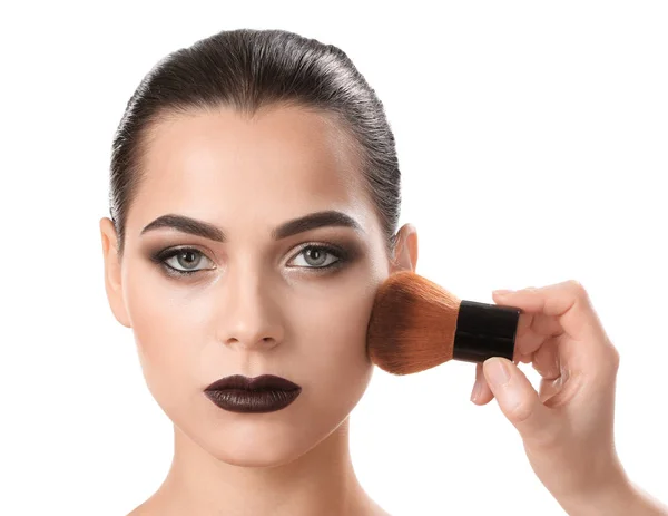 Artista de rostro profesional aplicando maquillaje en la cara de la mujer sobre fondo blanco — Foto de Stock