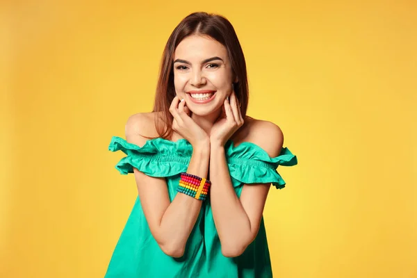 Ung smuk smilende kvinde på farve baggrund - Stock-foto