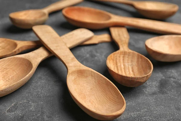 Utensilios de cocina de madera sobre fondo gris — Foto de Stock