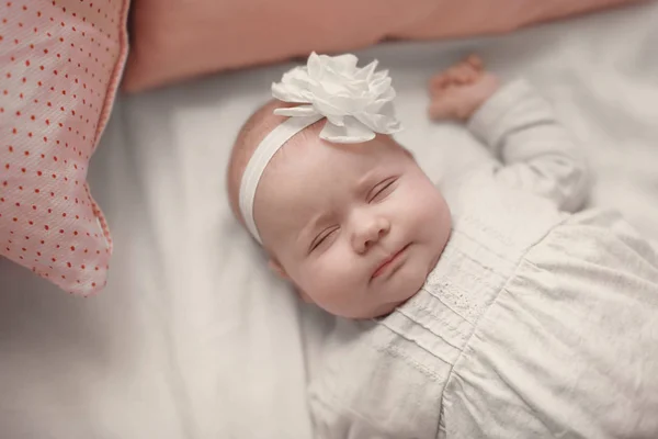 Carino Bambino Che Dorme Sul Letto — Foto Stock