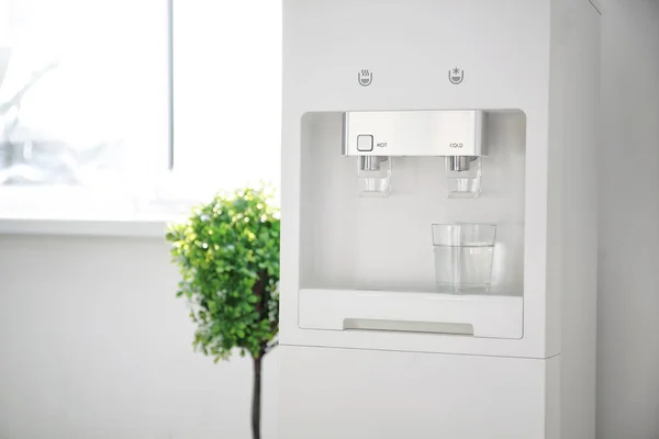 现代水冷却器和植物, 室内 — 图库照片