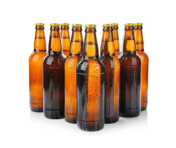 Skleněné lahve piva izolovaných na bílém — Stock fotografie