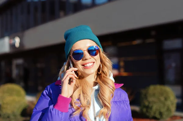 Giovane donna in abito elegante parlare al telefono cellulare all'aperto — Foto Stock