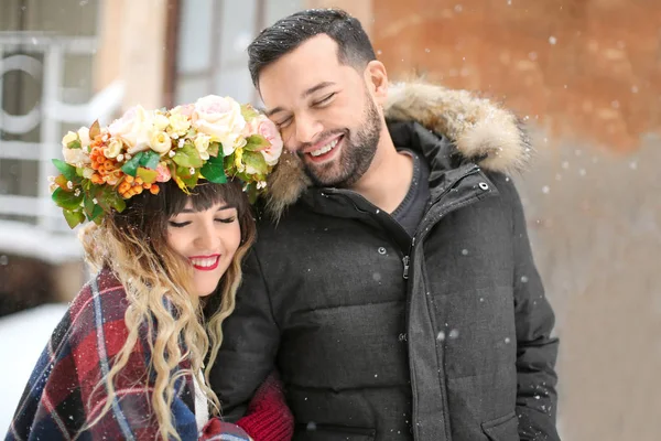 젊은 사랑 커플 야외에 겨울 날의 초상 — 스톡 사진