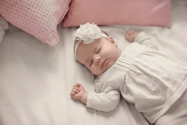 Roztomilé Malé Děťátko Spí Posteli — Stock fotografie