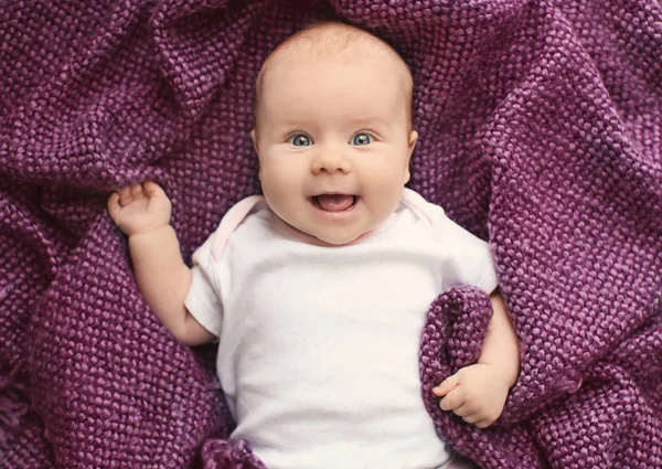 Lindo bebé acostado en cuadros, vista superior — Foto de Stock
