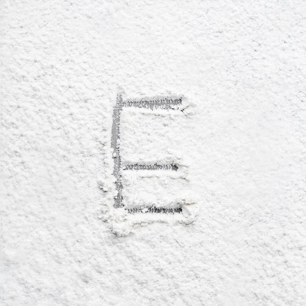 Letter E written on flour — Stock Photo, Image