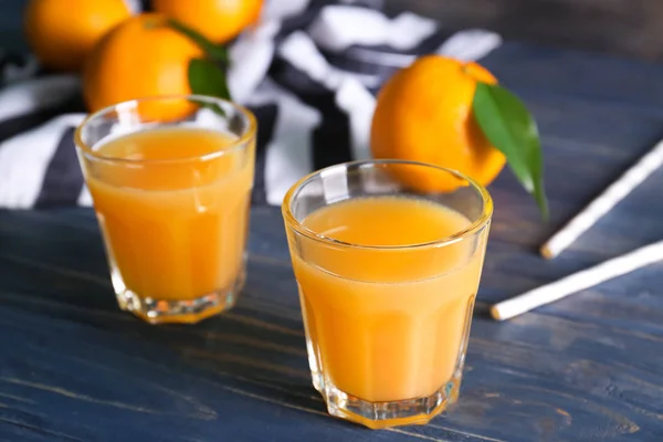 Óculos Com Suco Laranja Fresco Mesa Madeira — Fotografia de Stock