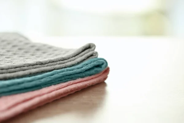 Чистые кухонные полотенца на столе, крупный план — стоковое фото