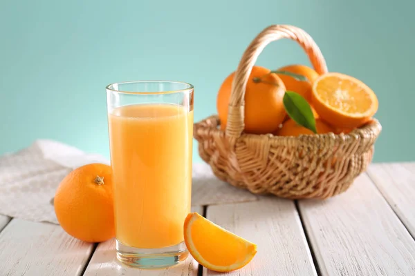 Glas Med Färskpressad Apelsinjuice Och Frukt Träbord — Stockfoto