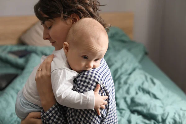 Joven madre y su bebé en casa — Foto de Stock