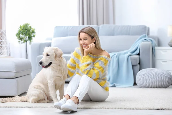 Portret van een gelukkige vrouw met haar hond thuis — Stockfoto