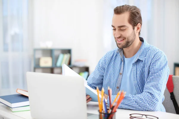 Estudiante estudiando en la mesa en interiores —  Fotos de Stock