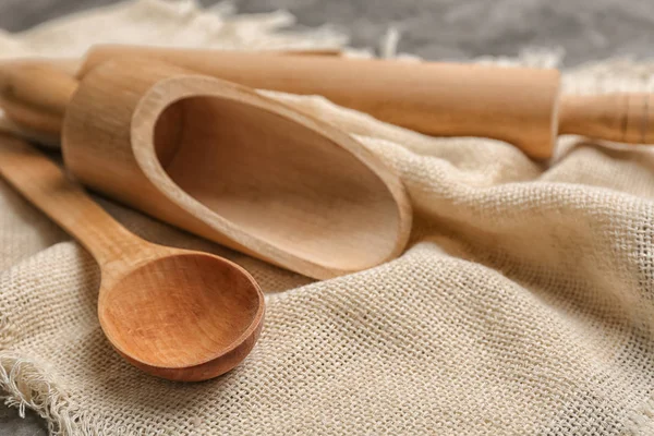 Utensílios de cozinha de madeira em guardanapo — Fotografia de Stock