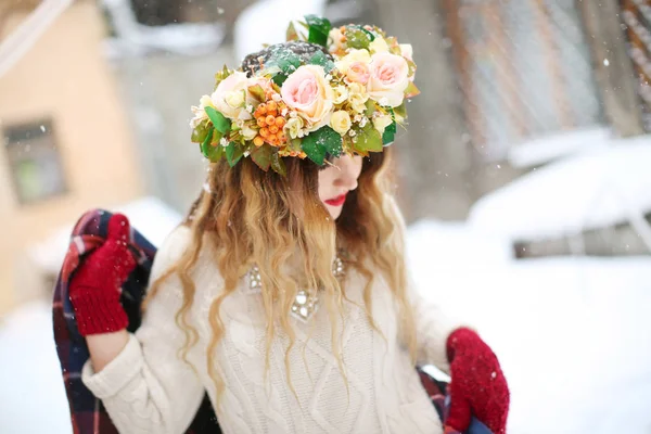 Junge Frau trägt schönen Blumenkranz im Freien an einem Wintertag — Stockfoto