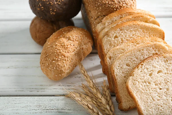 Fırından yeni çıkmış ekmek Ürünler tablosundaki — Stok fotoğraf