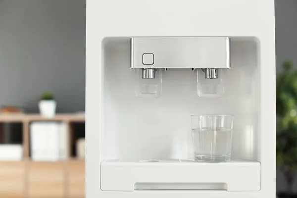 Moderno refrigerador de agua con vidrio, en interiores — Foto de Stock