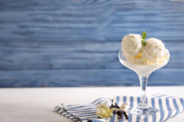 Vidro com delicioso sorvete de baunilha na mesa — Fotografia de Stock