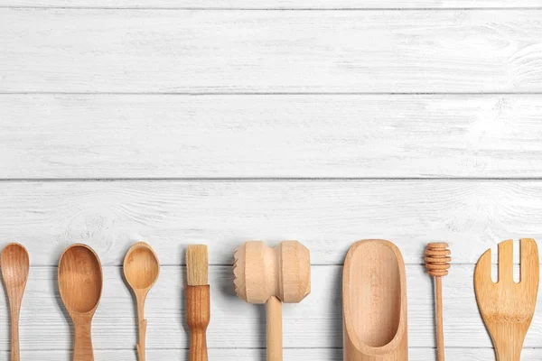 Kuchyňské nádobí na dřevěném pozadí — Stock fotografie