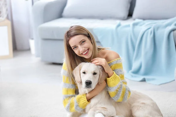 개와 함께 집에 있는 행복 한 여자의 모습 — 스톡 사진