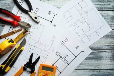 Farklı elektrik araçları ve ahşap arka plan üzerinde devre şeması