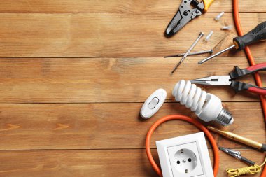 Ahşap arka plan üzerinde farklı elektrik araçları