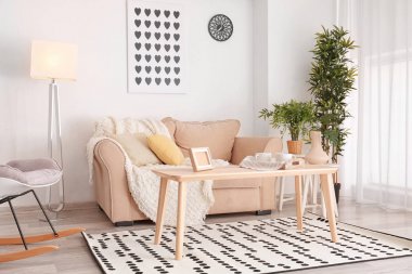 Zarif salon iç rahat kanepe ve tablo ile