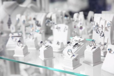 Takı Dükkanı ile vitrin