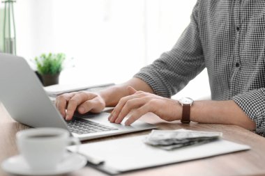 Ofiste çalışan laptoplu bir iş adamı.