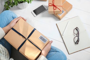 Kadın startupper parsel müşteriler kapalı sevkıyata hazırlanıyor