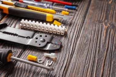 Ahşap arka plan üzerinde farklı elektrik araçları