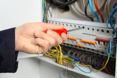Genç elektrikçi dağıtım panosu, closeup onarma