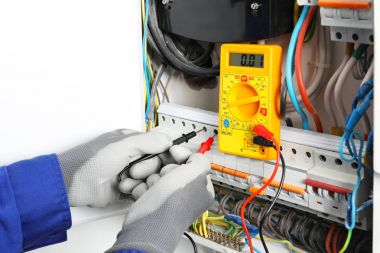 Genç elektrikçi dağıtım panosu, closeup gerilim ölçme