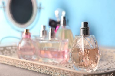 Tepsi parfüm şişeleri tablo ile